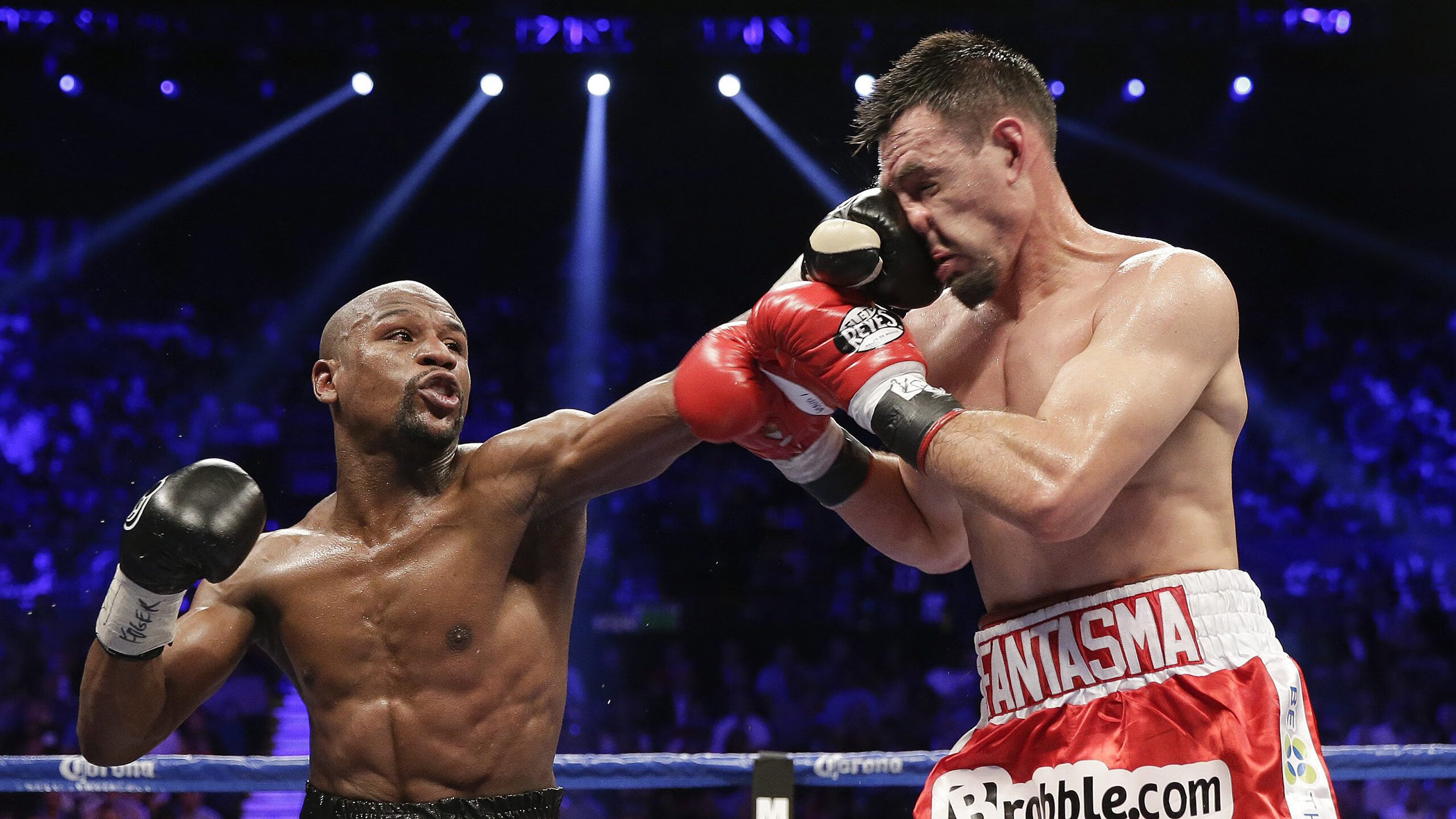 世界杯：球员身披写有环保口号的训练服出场 传递“只有一个地球”信息